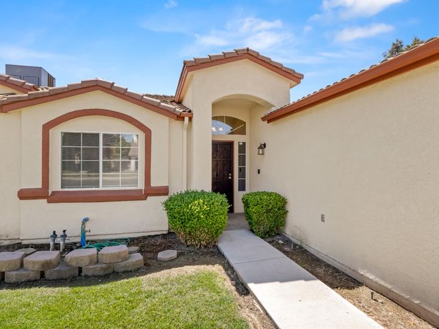 5637 W Oak Avenue, Fresno, CA 93722