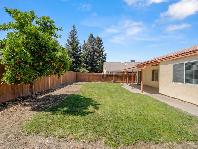 5637 W Oak Avenue, Fresno, CA 93722
