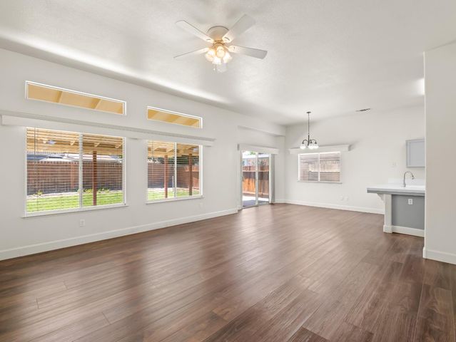 5637 W Oak Avenue, Fresno, CA 93722