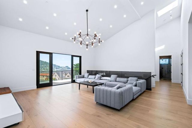 1016 Escalero Avenue, Pacifica, CA 94044