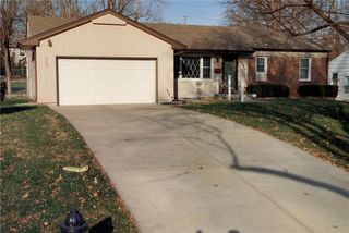 8206 W 92 Street, Overland Park, KS 66212