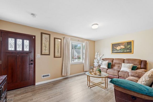 54 Sycamore Dr, Belleville Twp., NJ 07109