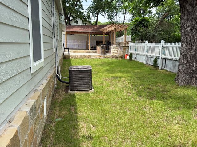 701 Olive Street, Cleburne, TX 76031