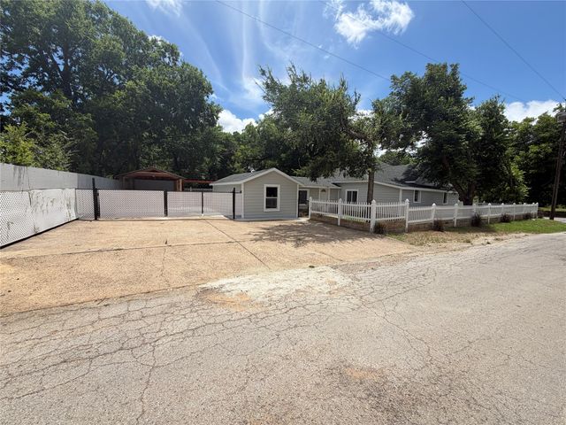 701 Olive Street, Cleburne, TX 76031