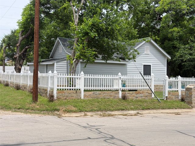 701 Olive Street, Cleburne, TX 76031