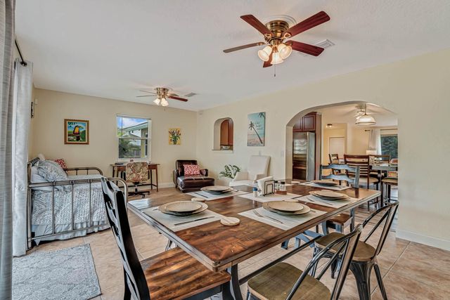 427 Las Palmas Street, Royal Palm Beach, FL 33411