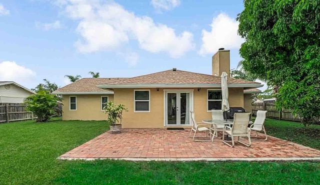 427 Las Palmas Street, Royal Palm Beach, FL 33411