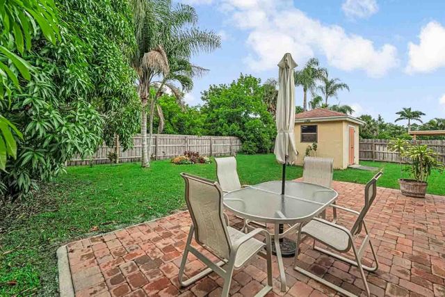 427 Las Palmas Street, Royal Palm Beach, FL 33411