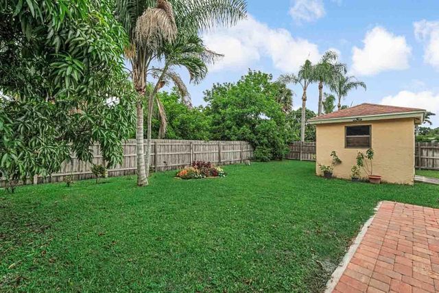 427 Las Palmas Street, Royal Palm Beach, FL 33411
