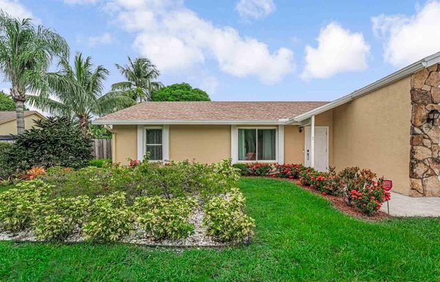 427 Las Palmas Street, Royal Palm Beach, FL 33411