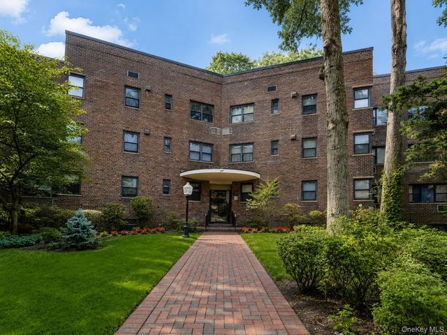 50 Brompton Road 2N, Great Neck, NY 11021