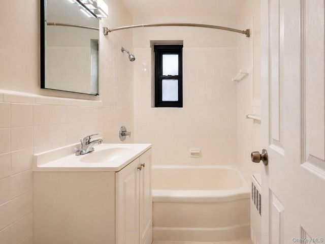 50 Brompton Road 2N, Great Neck, NY 11021