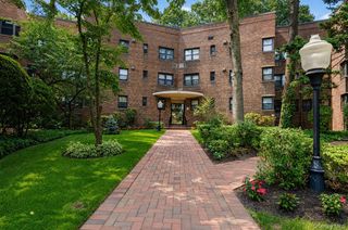 50 Brompton Road 2N, Great Neck, NY 11021