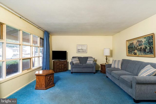25 BLACK PINE DR, Hamilton, NJ 08610