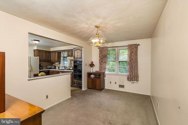 25 BLACK PINE DR, Hamilton, NJ 08610