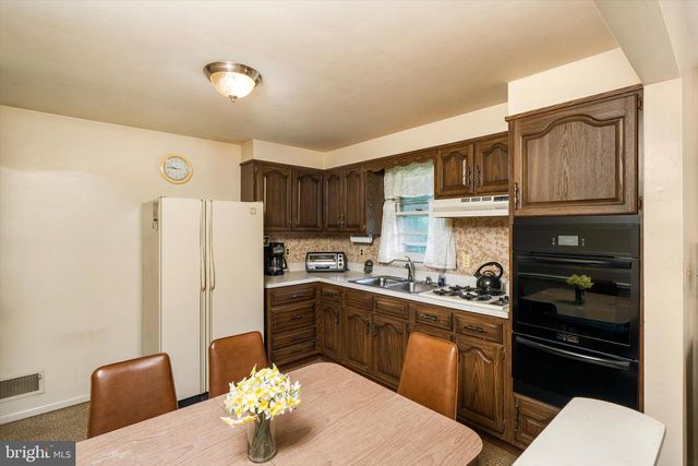 25 BLACK PINE DR, Hamilton, NJ 08610