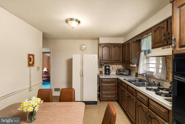 25 BLACK PINE DR, Hamilton, NJ 08610