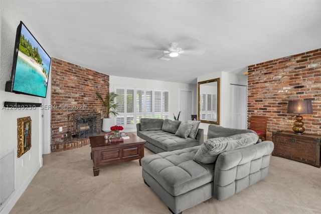 108 NE 30th St, Wilton Manors, FL 33334