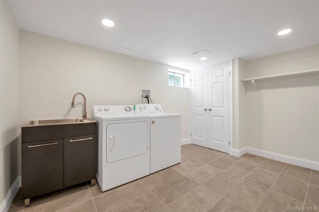 19 Carriage Road, Roslyn, NY 11576