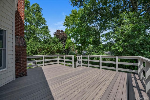 19 Carriage Road, Roslyn, NY 11576