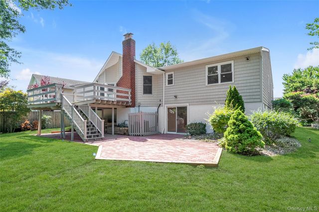 19 Carriage Road, Roslyn, NY 11576
