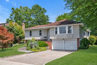 19 Carriage Road, Roslyn, NY 11576