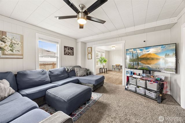 105 Oak Street E, Eatonville, WA 98328