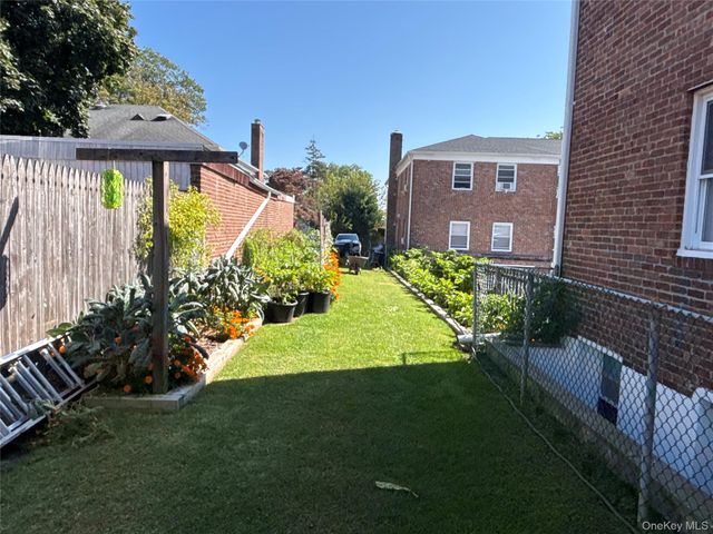 37 Spruce Street 3, Great Neck, NY 11021