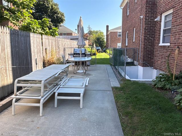 37 Spruce Street 3, Great Neck, NY 11021