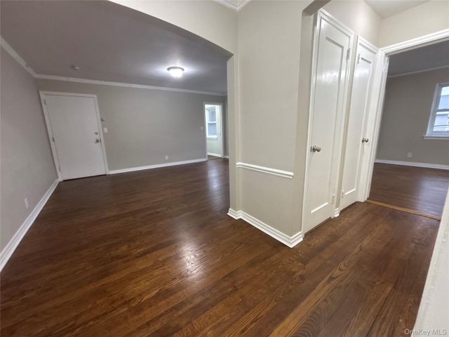 37 Spruce Street 3, Great Neck, NY 11021