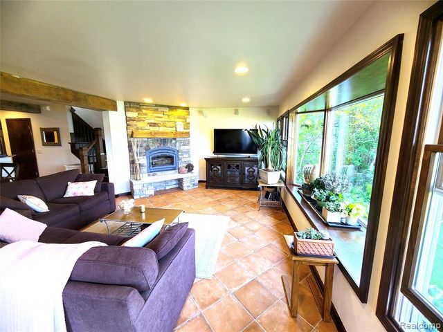 9568 Buckingham Street, White Lake, MI 48386