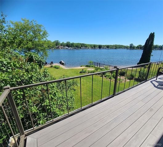 9568 Buckingham Street, White Lake, MI 48386