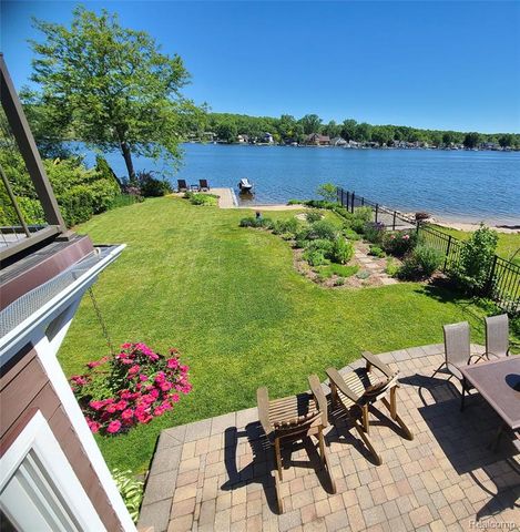 9568 Buckingham Street, White Lake, MI 48386