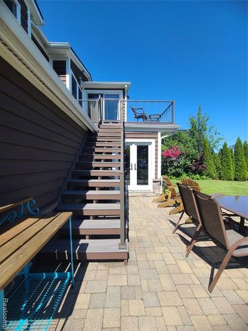 9568 Buckingham Street, White Lake, MI 48386