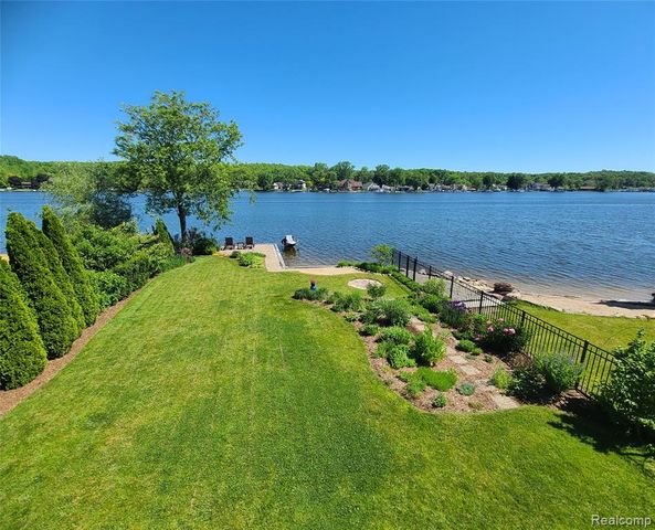 9568 Buckingham Street, White Lake, MI 48386