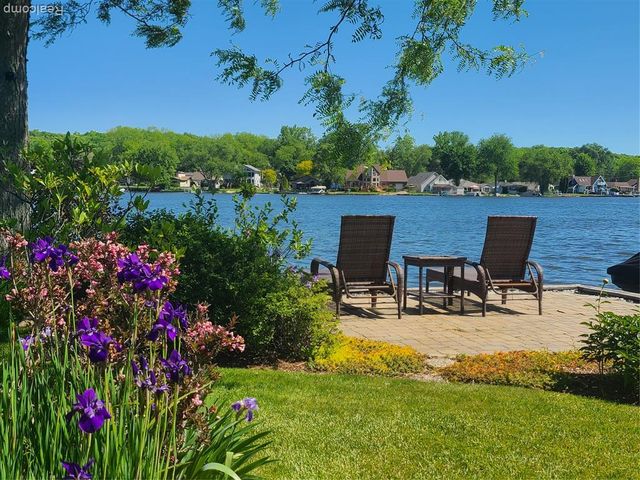 9568 Buckingham Street, White Lake, MI 48386
