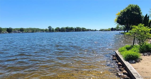 9568 Buckingham Street, White Lake, MI 48386