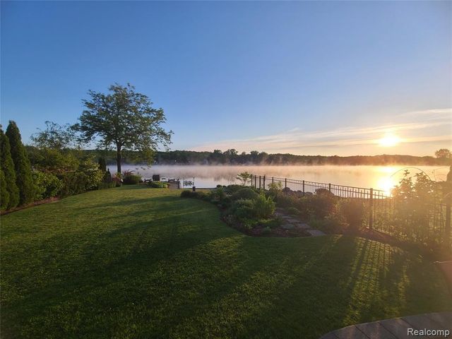 9568 Buckingham Street, White Lake, MI 48386
