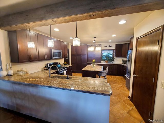 9568 Buckingham Street, White Lake, MI 48386