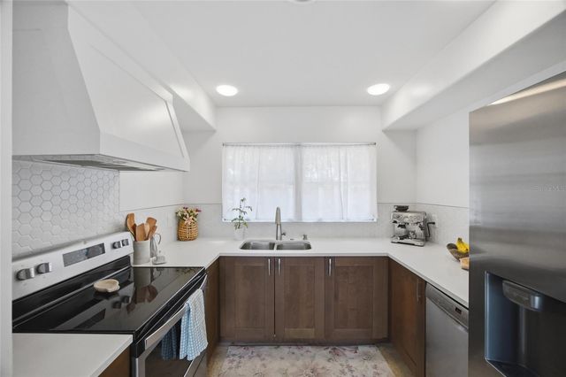 615 FONTANA LANE, Bradenton, FL 34209