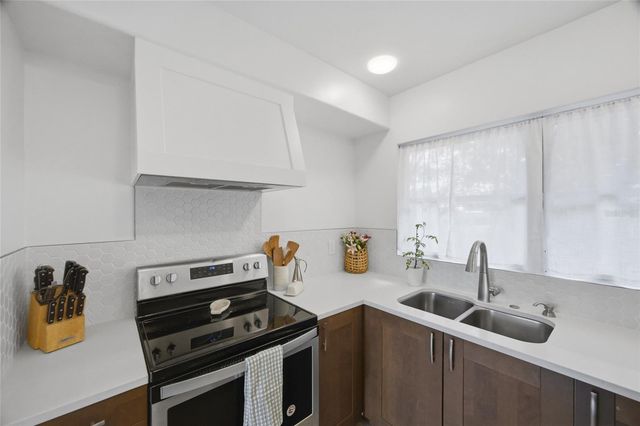 615 FONTANA LANE, Bradenton, FL 34209