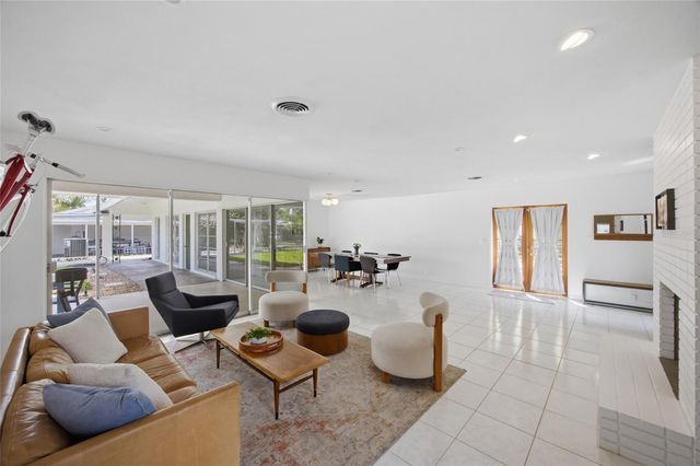 615 FONTANA LANE, Bradenton, FL 34209