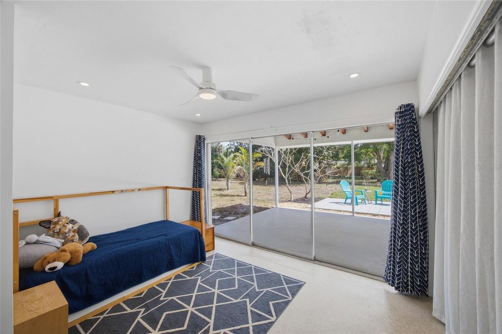 Image 16 of property listing at 615 FONTANA LANE, Bradenton, FL 34209