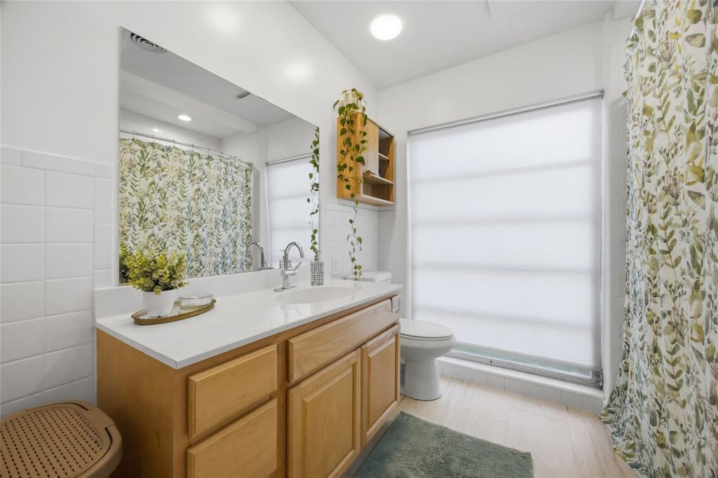 Image 18 of property listing at 615 FONTANA LANE, Bradenton, FL 34209