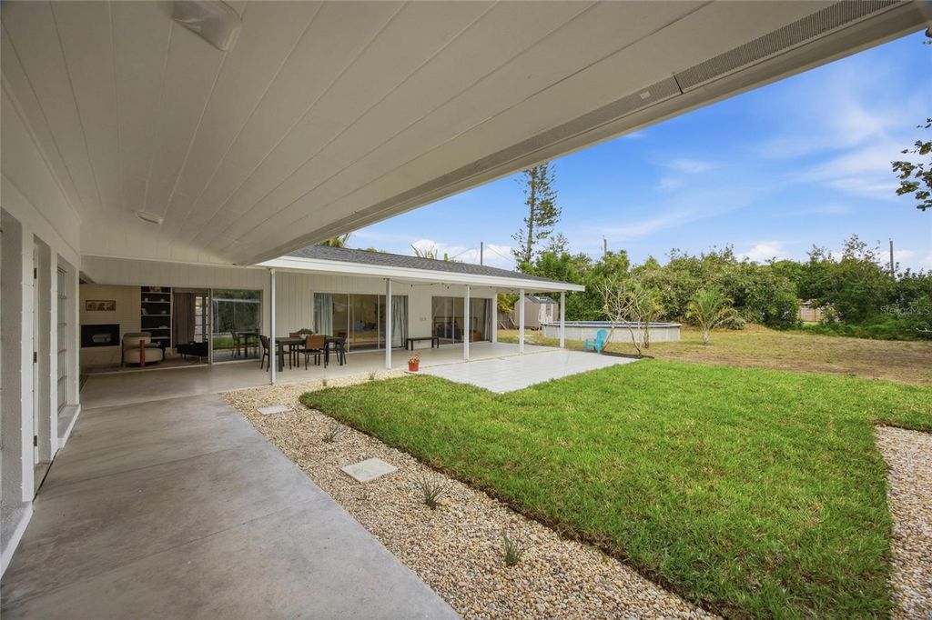 Image 23 of property listing at 615 FONTANA LANE, Bradenton, FL 34209