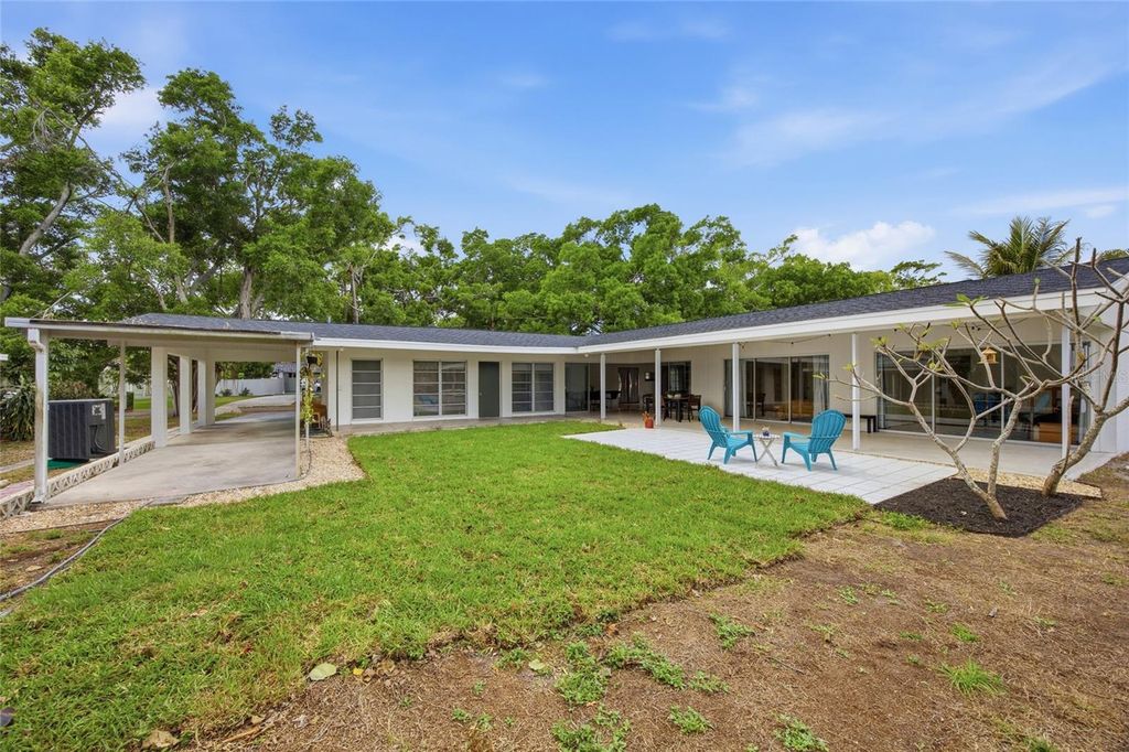 Image 24 of property listing at 615 FONTANA LANE, Bradenton, FL 34209