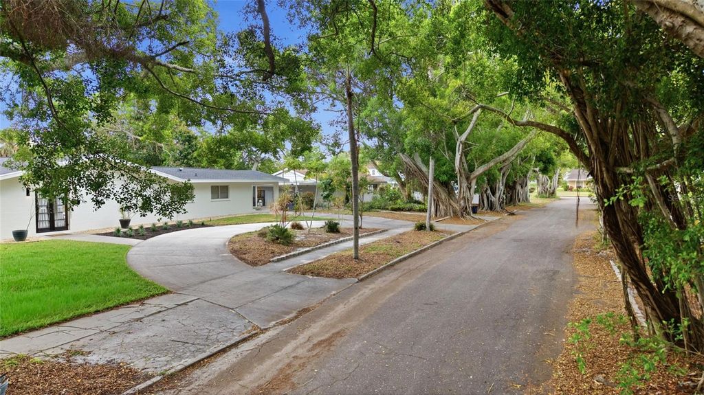 Image 33 of property listing at 615 FONTANA LANE, Bradenton, FL 34209