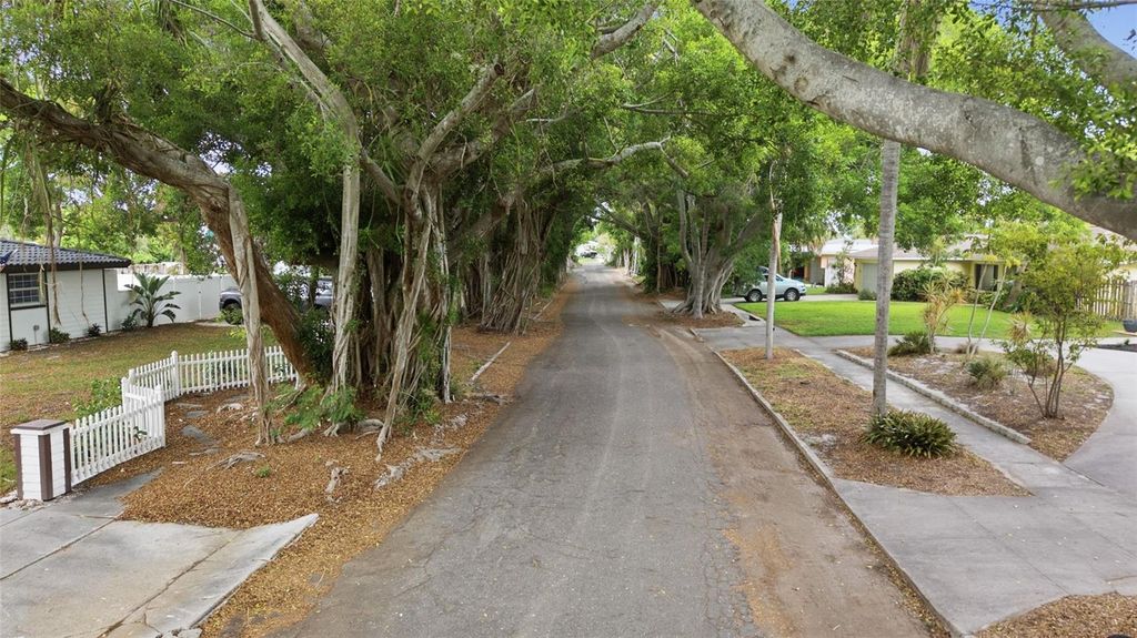 Image 35 of property listing at 615 FONTANA LANE, Bradenton, FL 34209