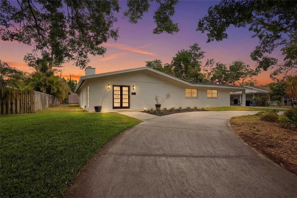 Image 37 of property listing at 615 FONTANA LANE, Bradenton, FL 34209