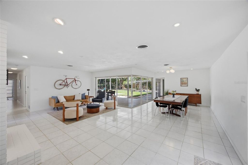 Image 6 of property listing at 615 FONTANA LANE, Bradenton, FL 34209